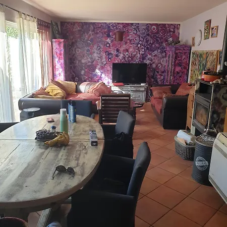 Pied A Terre Plein De Verdure